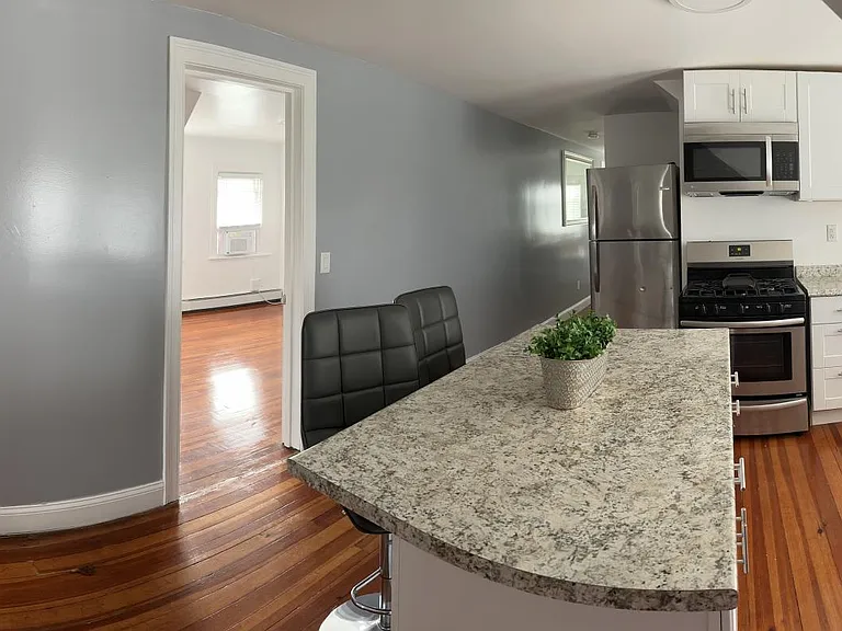 524 Warren Ave — Photo 2