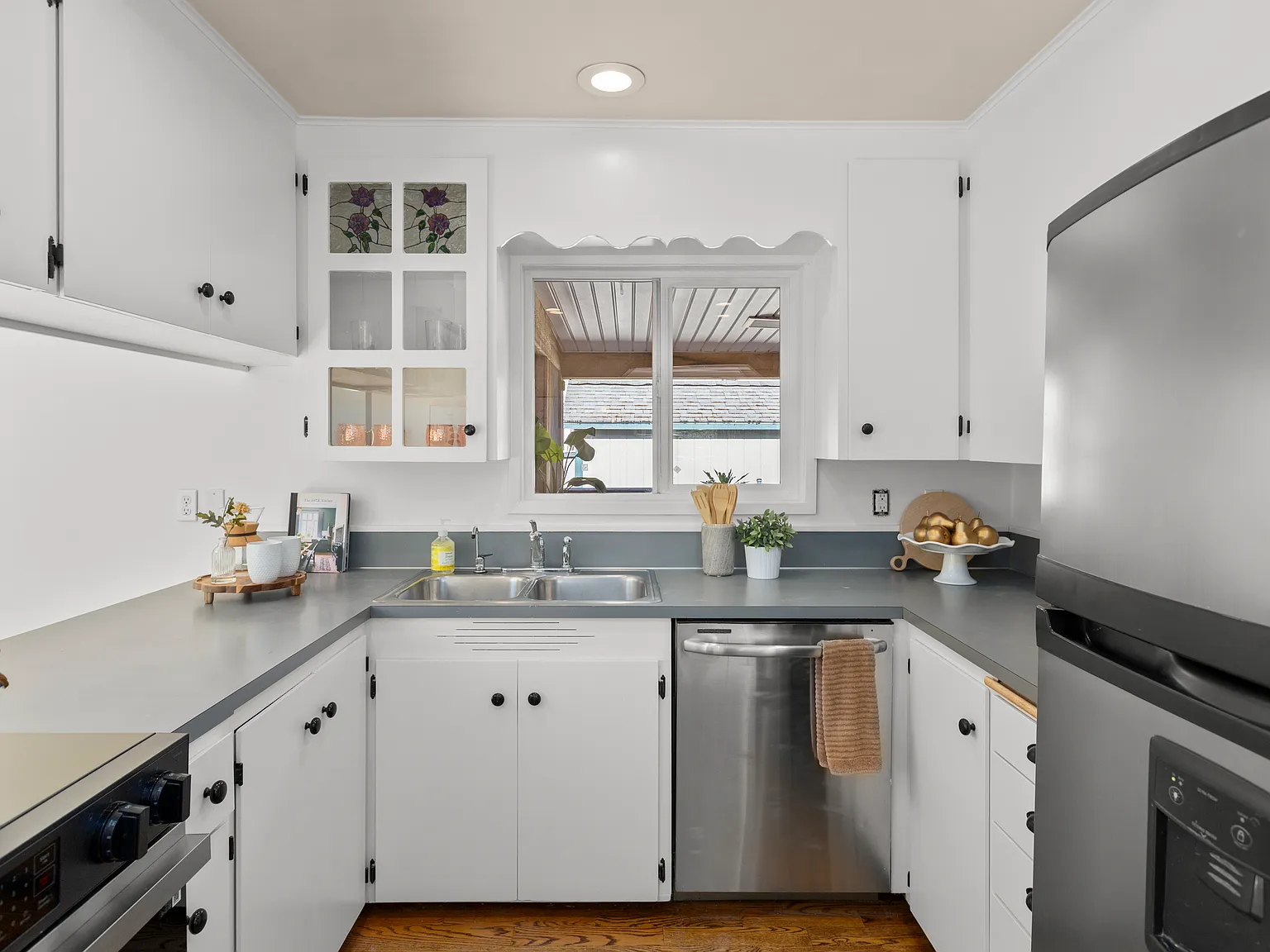 4 bed, 2200 sqft, $4,200 — Photo 3