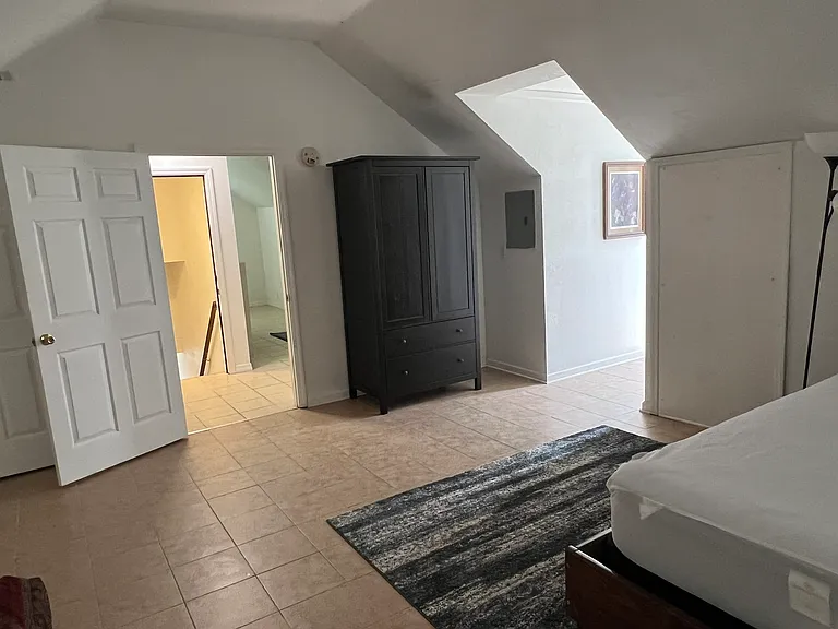 A look from the bedroom to the kitchen access and front door, stairwell