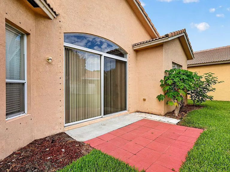 5614 Sunberry Cir — Photo 32
