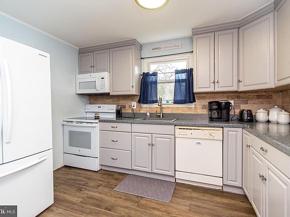 3rd image of 10 Elaine Dr