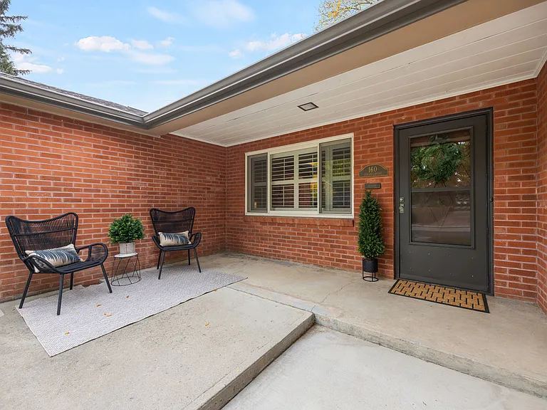 160 Circle Dr — Photo 17