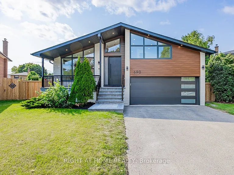 690 Hillman Cres — Photo 2