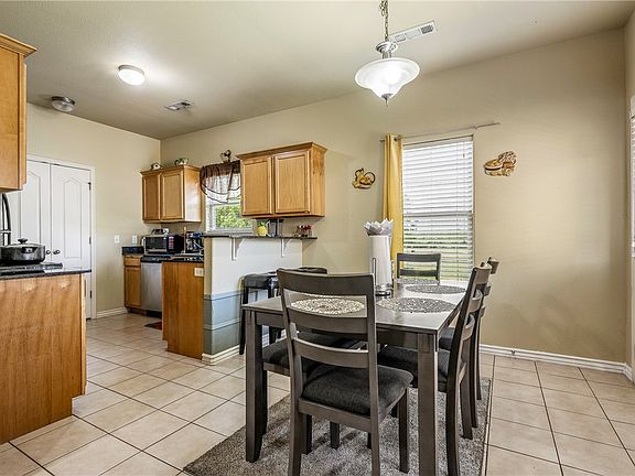 5th image of 601 SW Loudon Dr