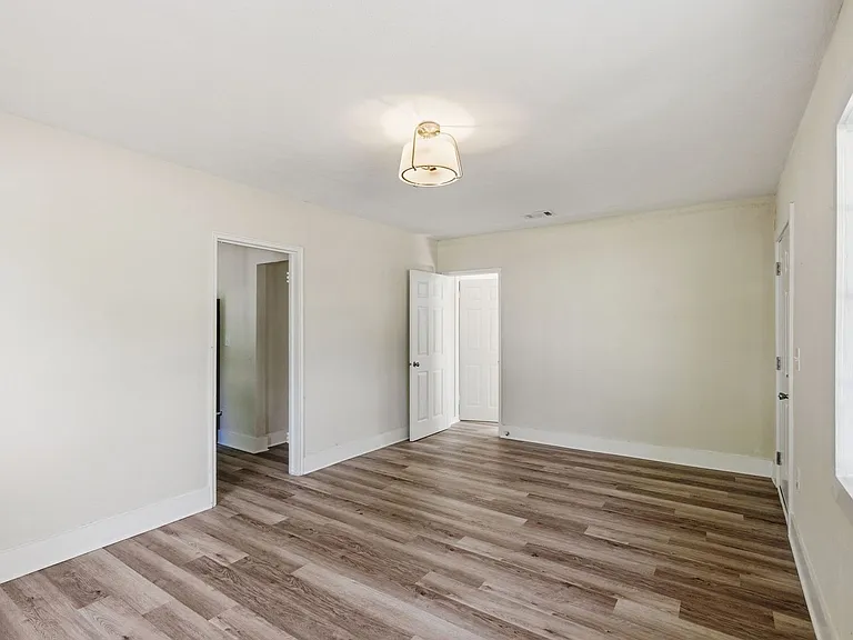 116 Chester Ave — Photo 20