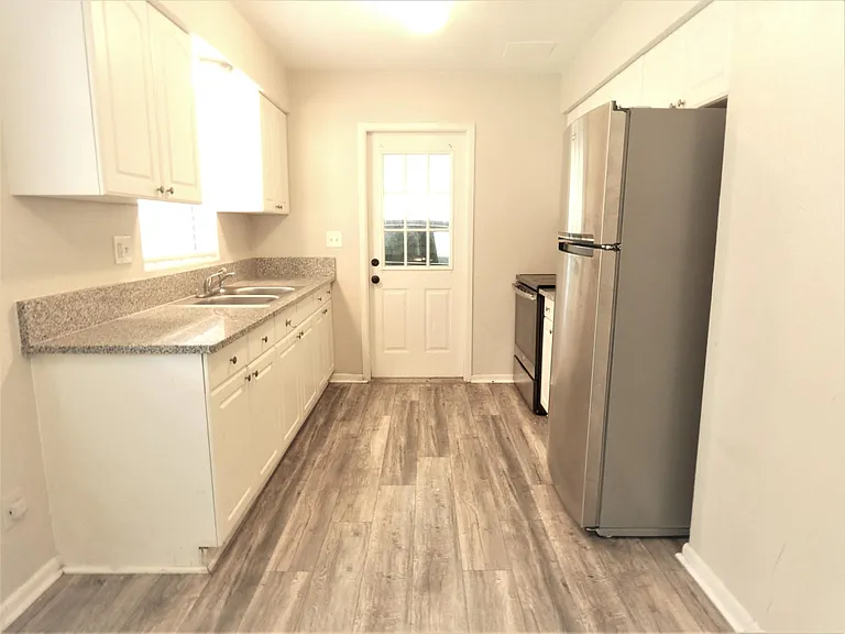 1225 E Gore St — Photo 3