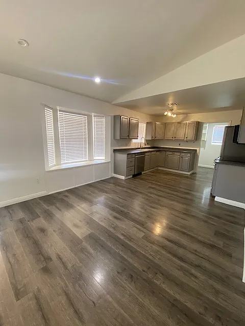 3 bed, 1297 sqft, $2,200 — Photo 4