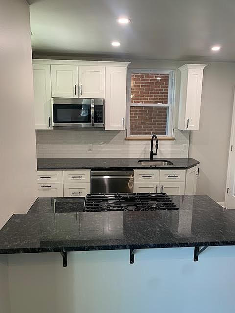 Kitchen with beautiful granite countertops and Breakfast Bar