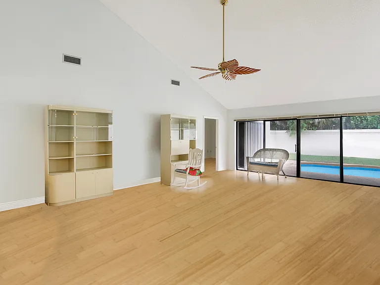 111 Seashore Dr — Photo 9