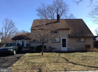 16 Hickory Ln, Levittown, PA