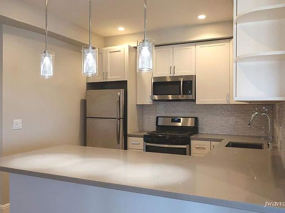 2nd image of 900 Chestnut St #502