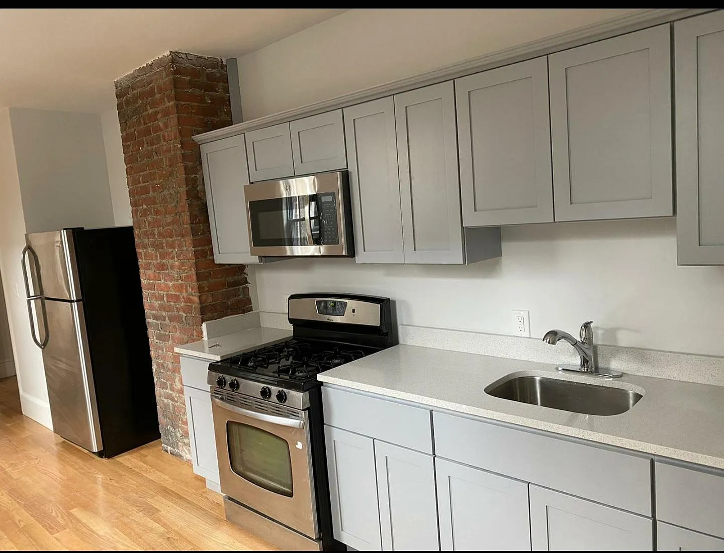 3 bed, 1100 sqft, $3,200 — Photo 1