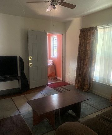 4th image of 2815 S Pine St