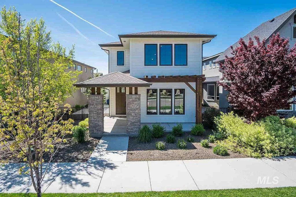 4 bed, 2.5 bath, 2332 sqft, $3,600 — Photo 2
