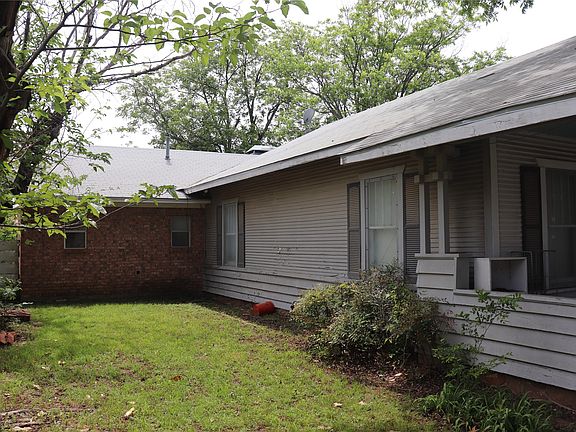 5th image of 210 E Roberts St