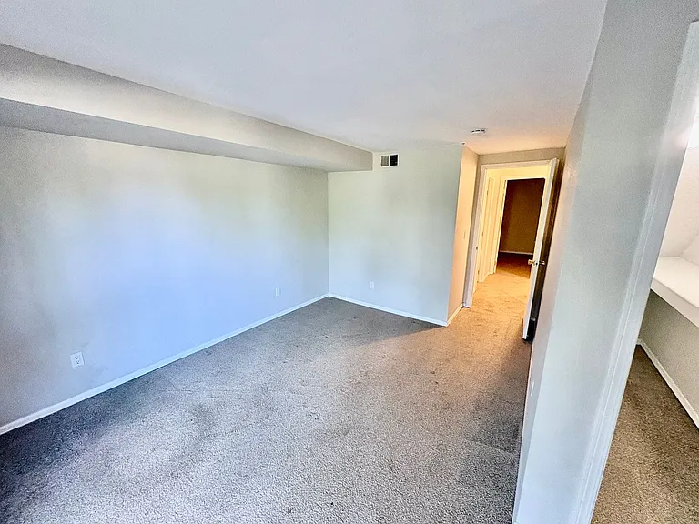 2569 E Nichols Cir — Photo 19