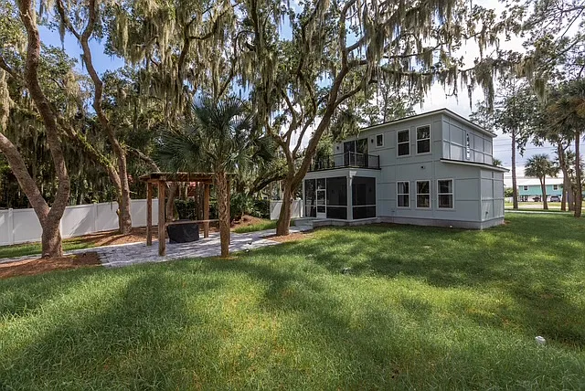 3 bed, 2200 sqft, $4,950 — Photo 4