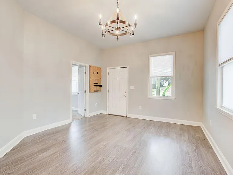 592 Martin St SE — Photo 4