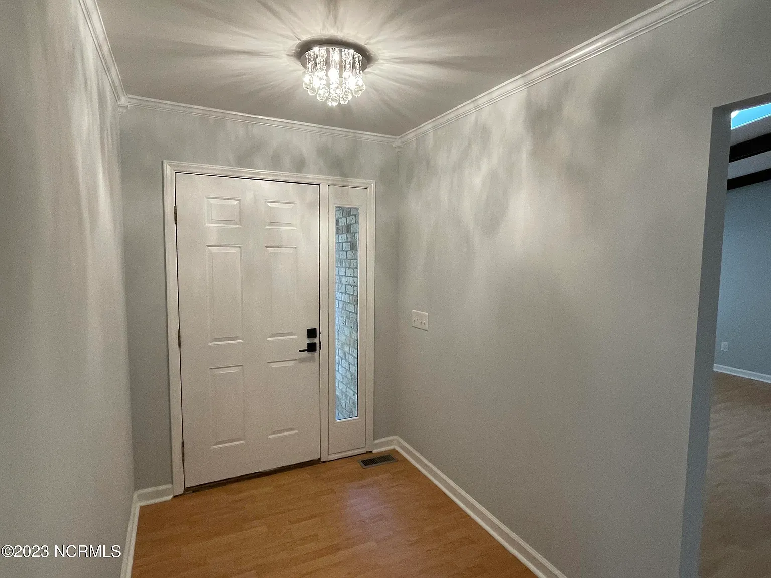 3 bed, 2.0 bath, 1975 sqft, $2,500 — Photo 2