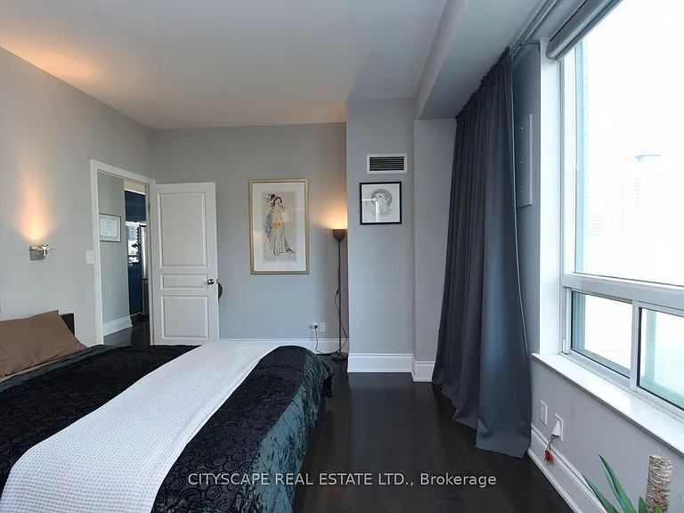 903 Bloor St W — Photo 21