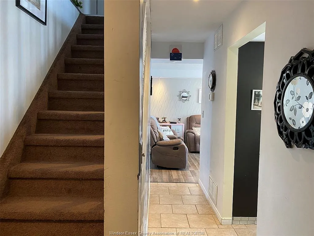 Building Photo - 1464 Bayswater Cres
