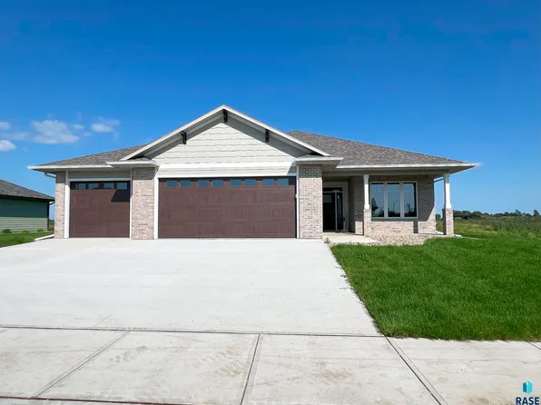 5812 S Huntwood Ave, Sioux Falls, SD 57108