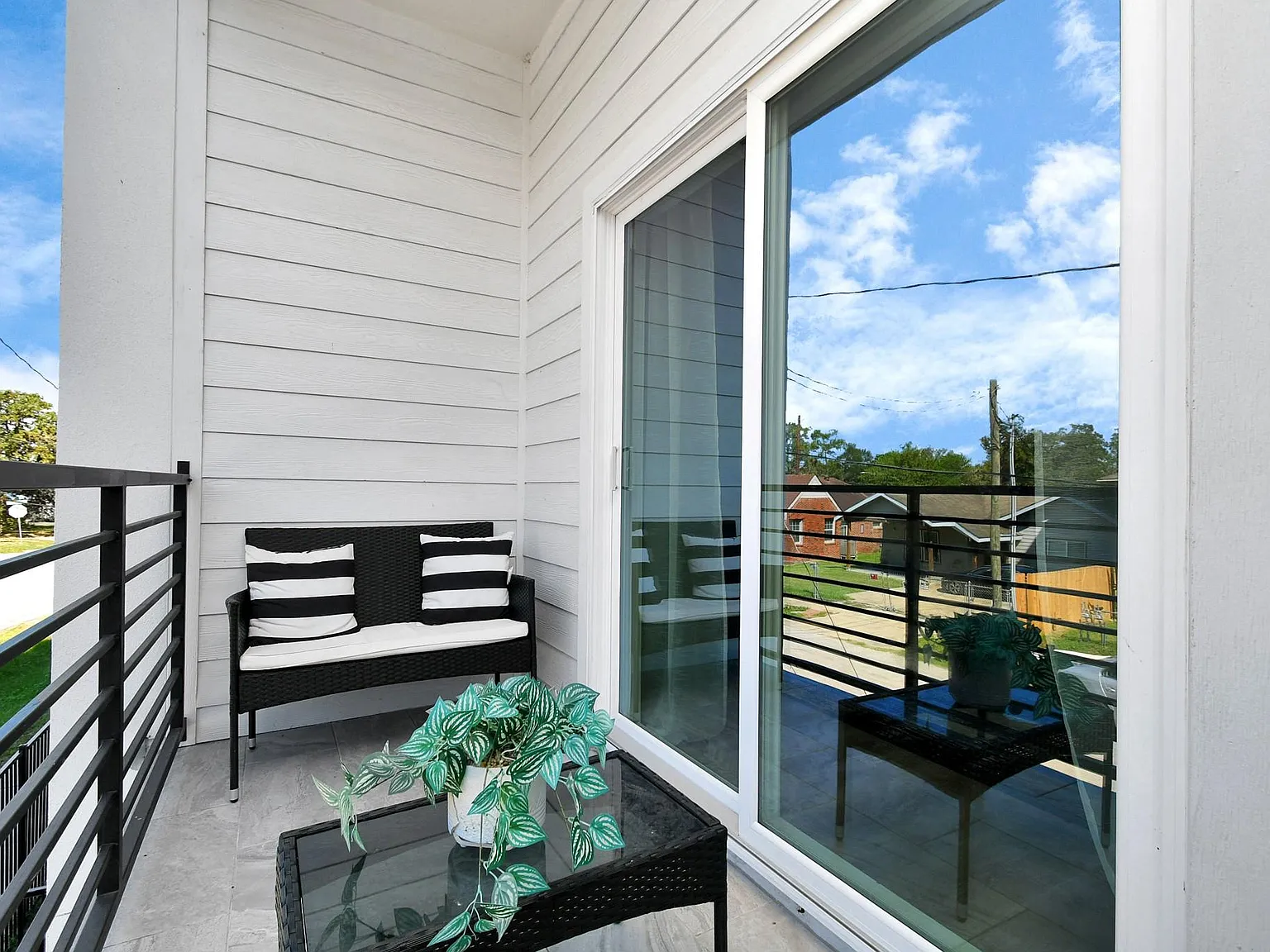 3 bed, 3.5 bath, 1999 sqft, $3,000 — Photo 3