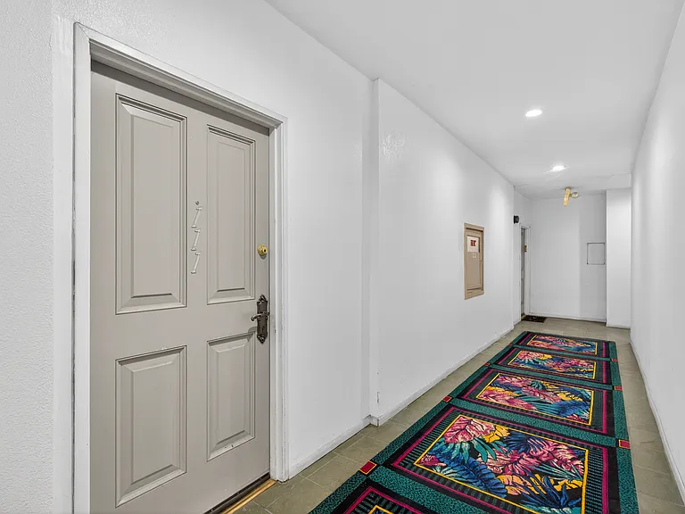Woodman Ave Apartments — Photo 26