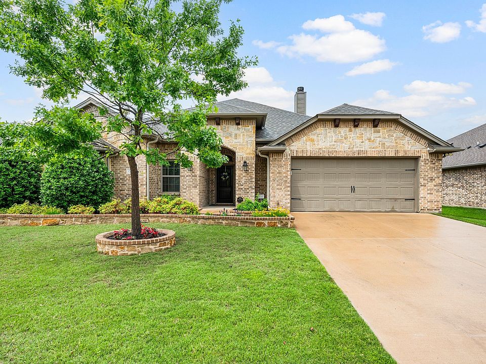 680 Fossil Wood Dr, Saginaw, TX 76179 | Zillow