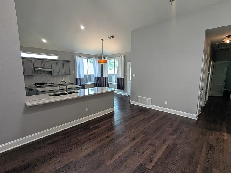2807 Freedom Cir — Photo 4