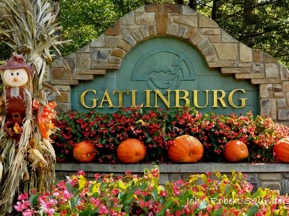 305 Shields View Dr, Gatlinburg, TN 37738