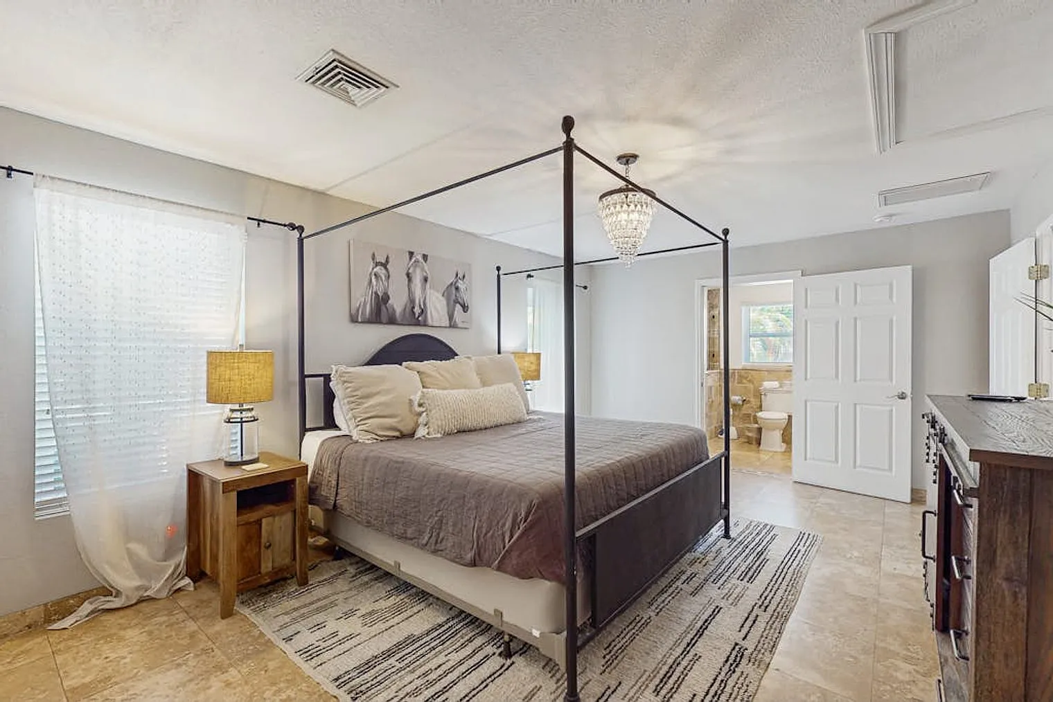 4 bed, 2.0 bath, 2098 sqft, $7,371 — Photo 4