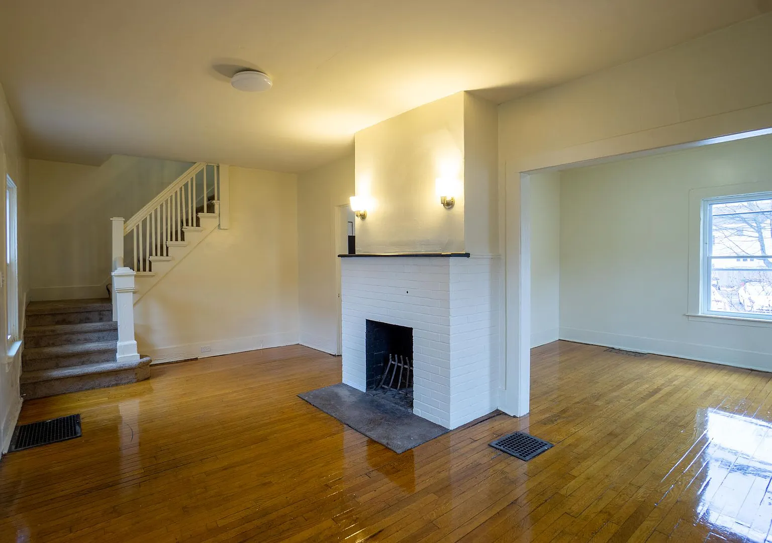 120.5 Dell St - Available 6/1/27 - House For Rent Near Shops And Eateries — Photo 1