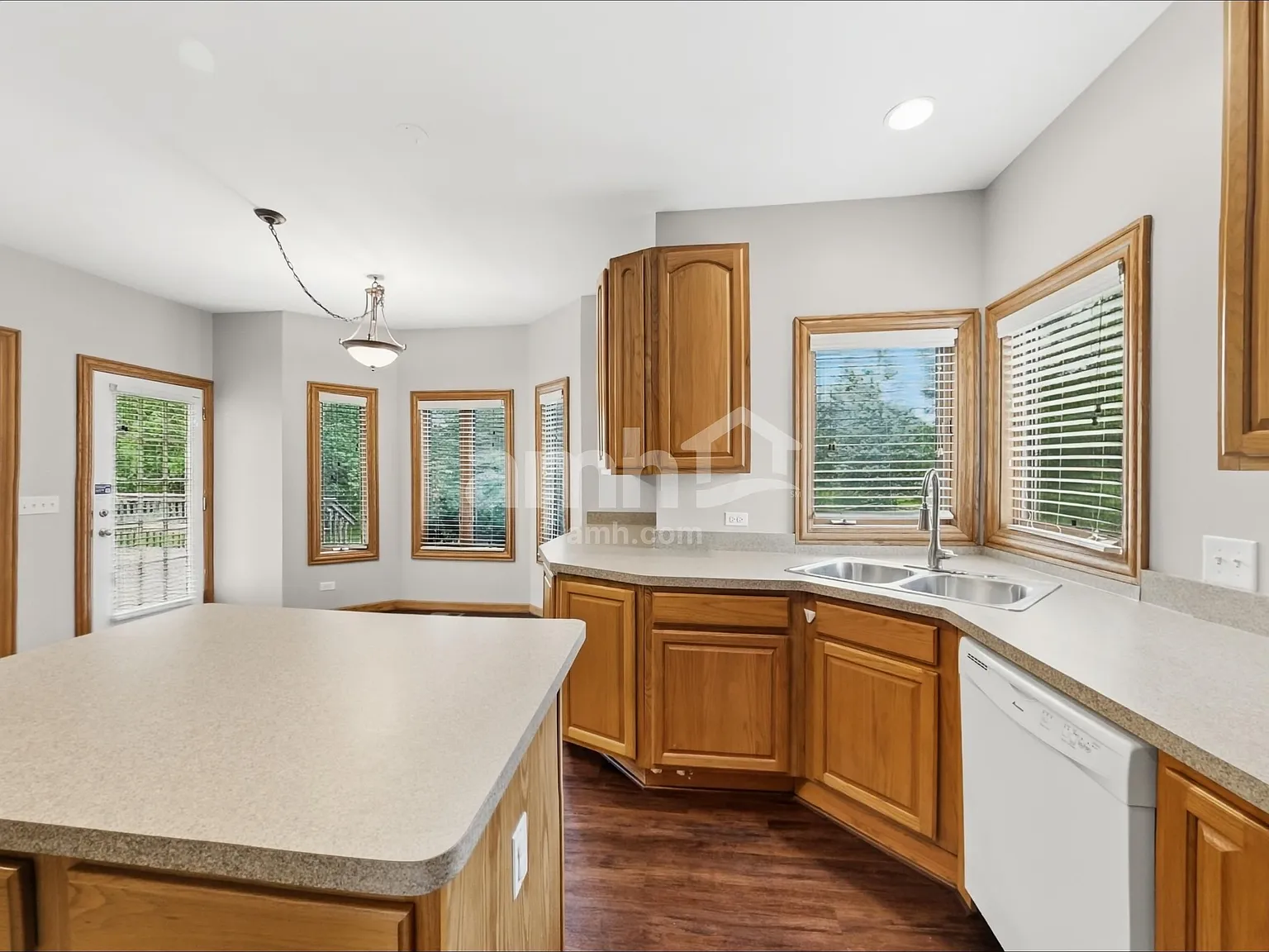 4 bed, 2.5 bath, 2537 sqft, $3,420 — Photo 4