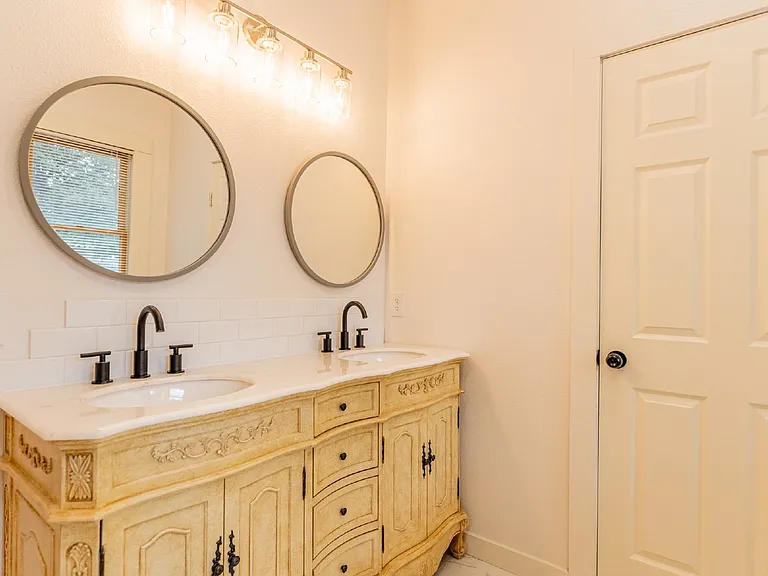 1010 Burnet St — Photo 32