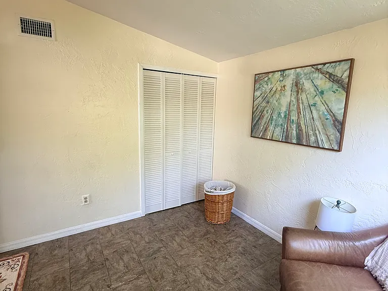 727 Bay St — Photo 10