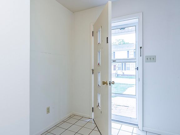 5th image of 325 Wallace Ct