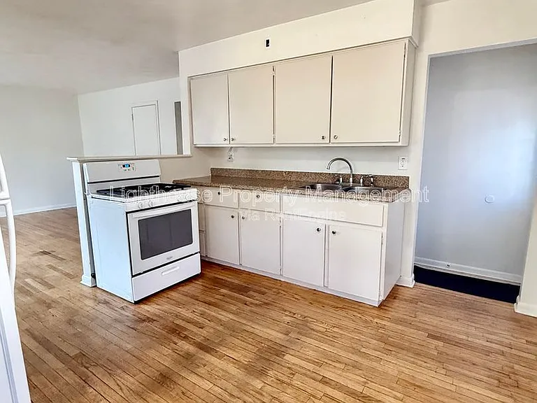 2108 Woodbine Ave — Photo 6