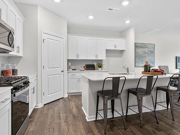 5th image of 914 Sculptor St