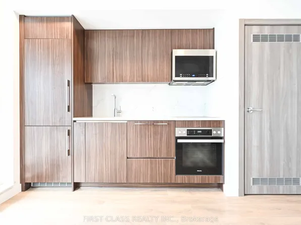 38 Widmer St #3907, Toronto, ON M5V 1X1