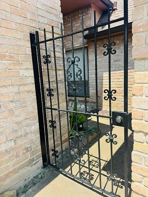 3 bed, 2.0 bath, 2010 sqft, $2,000 — Photo 3