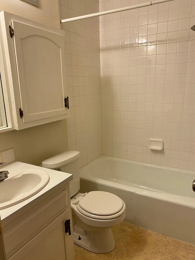 Spacious 2-Bedroom Apartment near Dillon's & Washburn University! — Photo 3