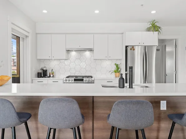 1519 Crown St #307, North Vancouver, BC V7J 1G6