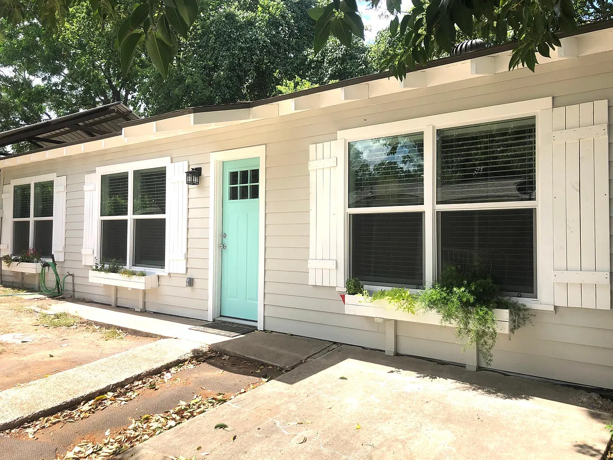 Building Photo - 913 W Mistletoe Ave #2