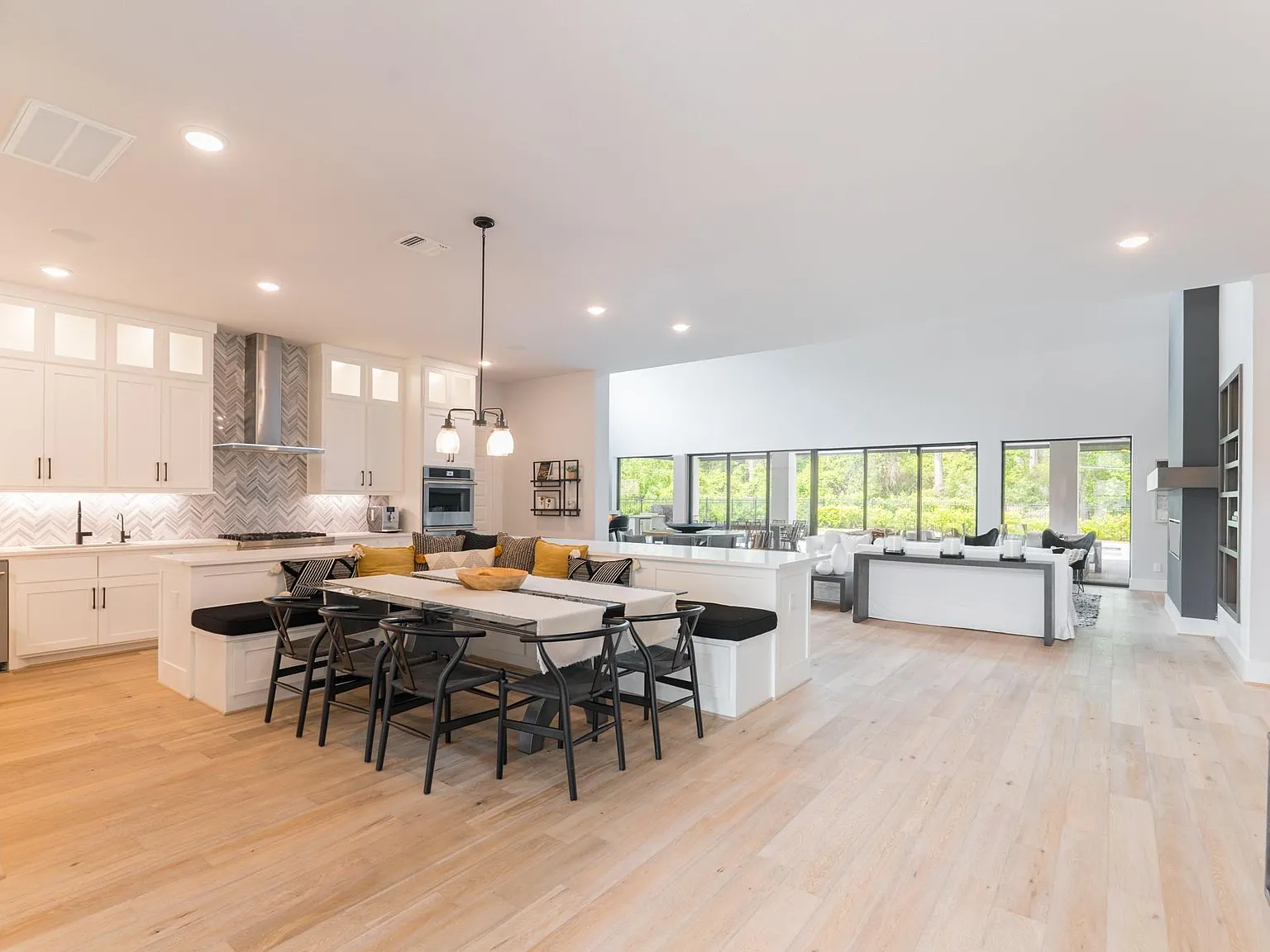 5 bed, 5.5 bath, 5001 sqft, $15,500 — Photo 4
