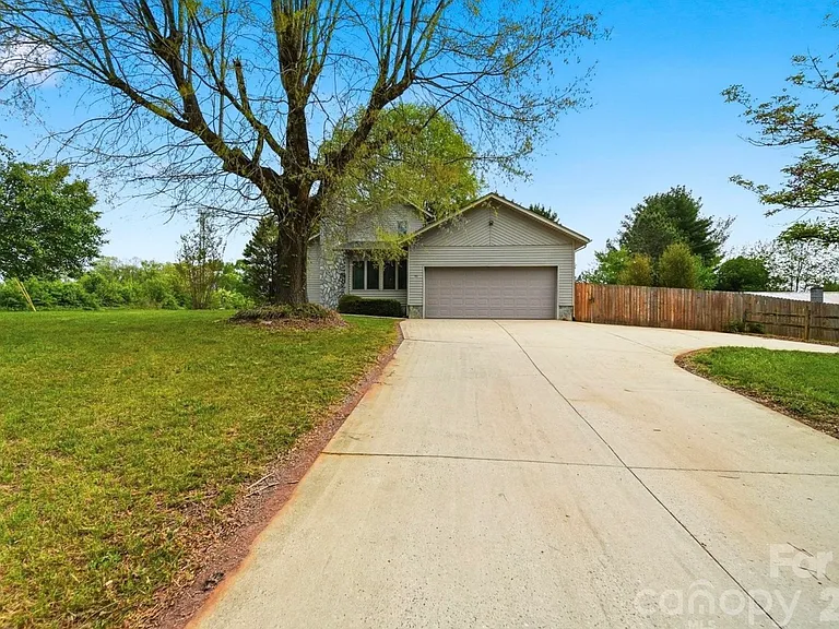 160 Reese Loop — Photo 3