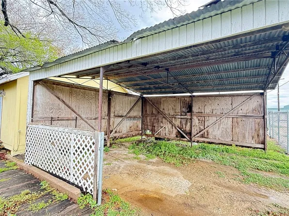 1207 S Magnolia St #B, Hearne, TX 77859