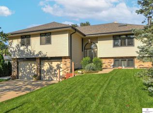 8025 Manderson Cir, Omaha, NE 68134