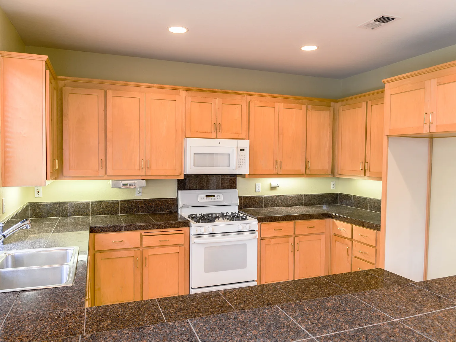 3 bed, 2.5 bath, 1879 sqft, $4,695 — Photo 4