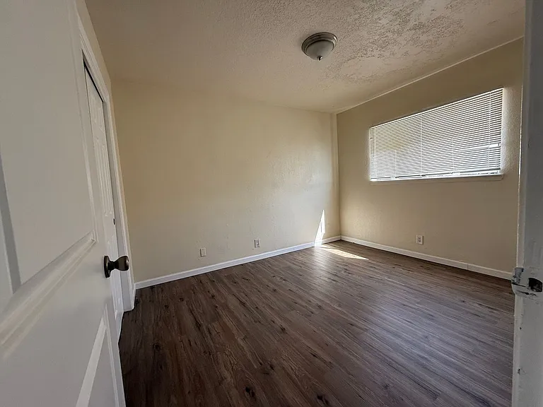 Spacious 2 Bedroom Apartment Near La Mesa Elementary — Photo 10